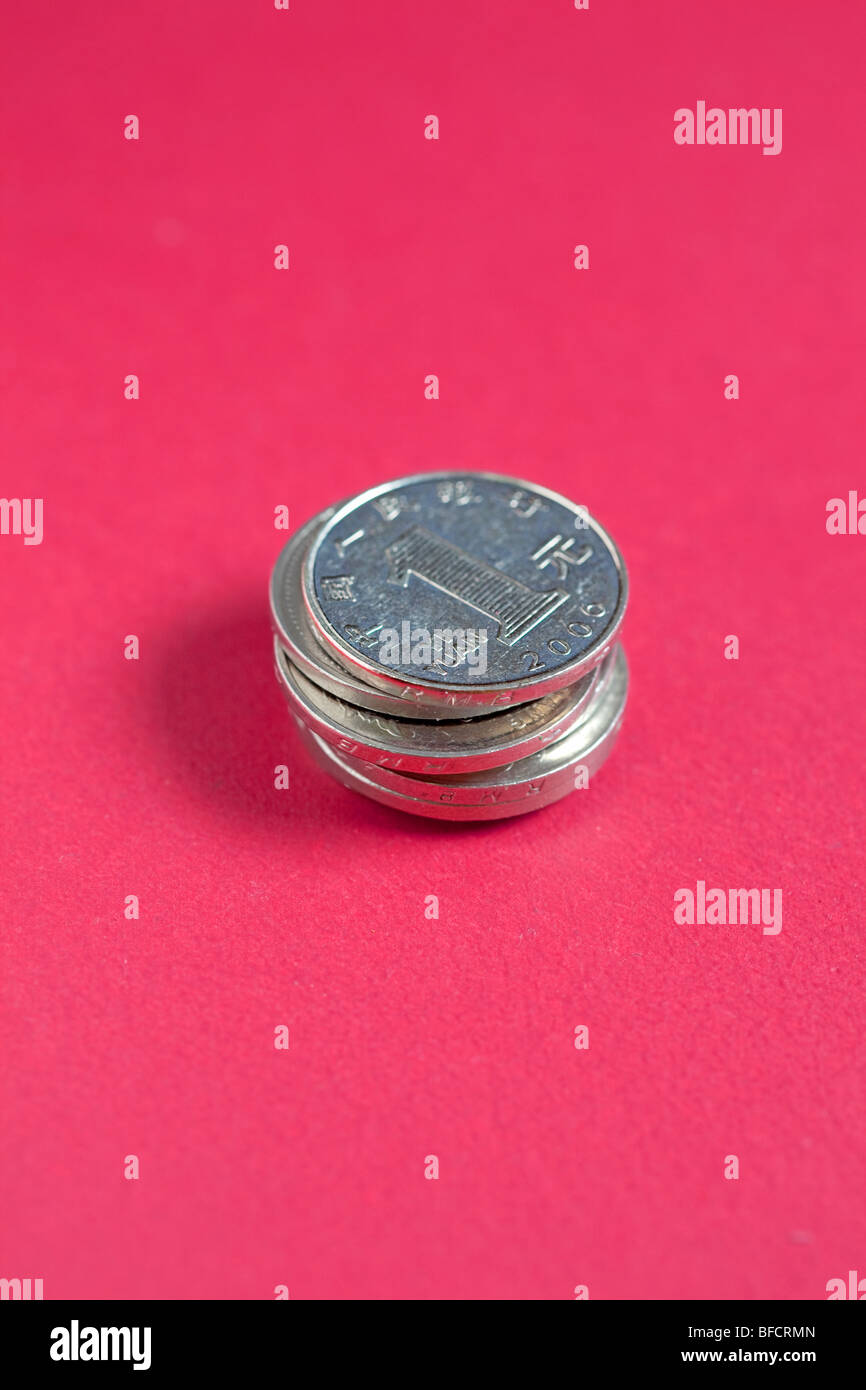 Stapel von chinesischen Münzen auf rotem Grund Stockfoto