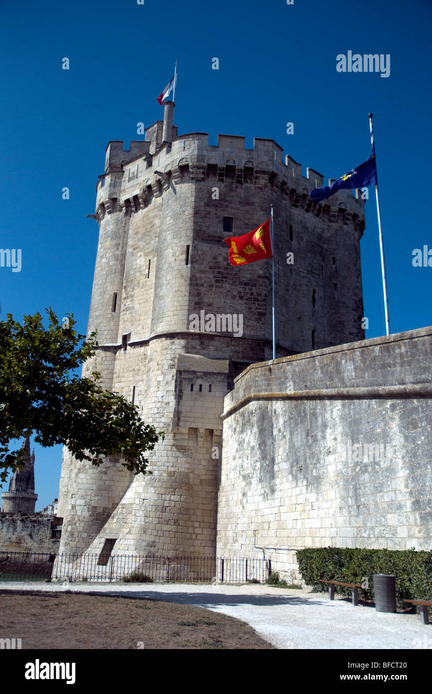 Der imposante Turm Saint-Nicolas steht Wache am Eingang zum alten Hafen von La Rochelle Stockfoto