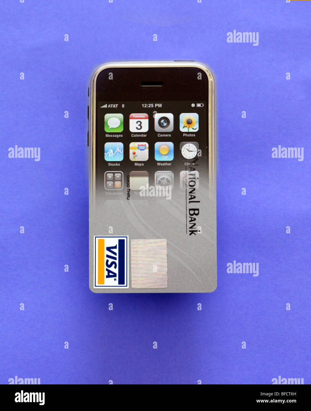 IPhone Handy verwandelt mit Visa Kreditkarte zur Veranschaulichung der Verwendung des Telefons um Einkäufe zu machen. Stockfoto