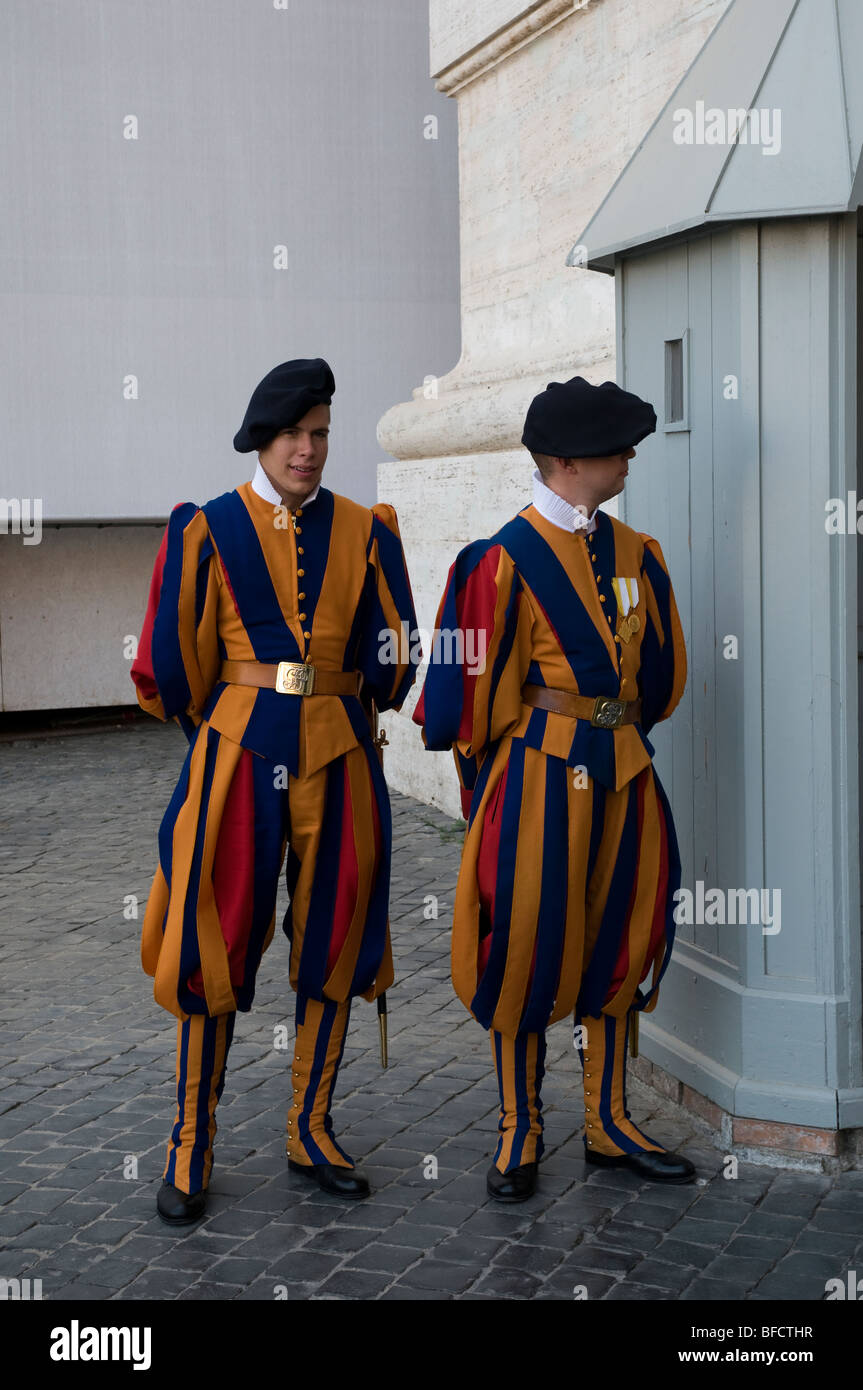 Zwei Mitglieder der Schweizer Garde im Vatikan Stockfoto