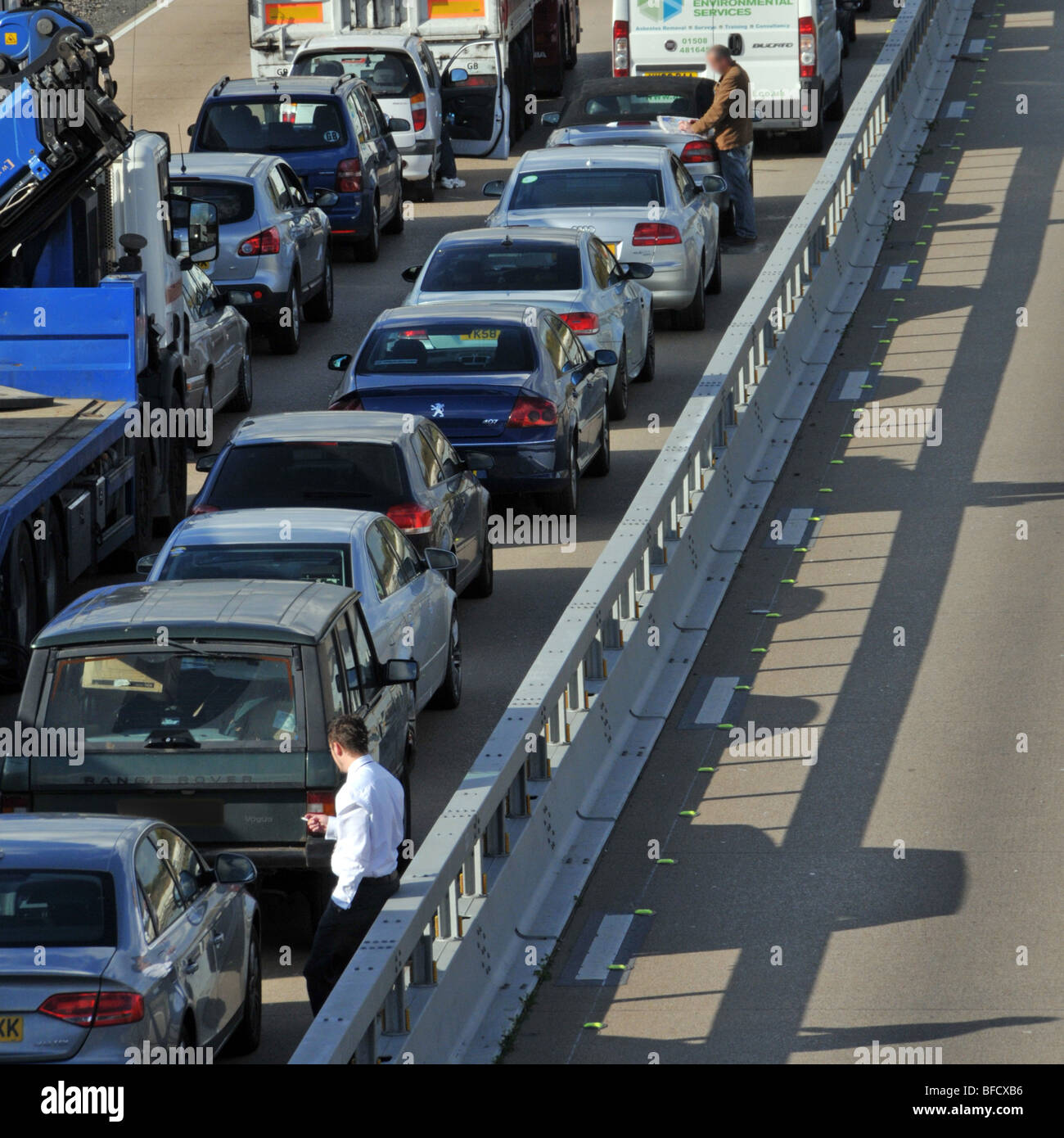 Autofahrer aus Fahrzeugen festgefahrene Verkehr auf Baustellen Autobahnabschnitt M25 nach Schließung wegen Unfall Gesicht verdeckt Stockfoto Autofahrer aus Fahrzeugen festgefahrene Verkehr auf Baustellen Autobahnabschnitt M25 nach Schließung wegen Unfall Gesicht verdeckt Stockfoto