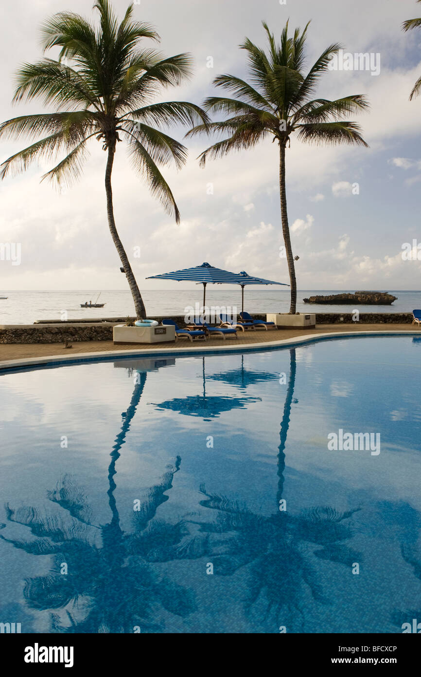 Pool Bereich Reflexionen in Hemingways Resort - Watamu, Kenia Stockfoto