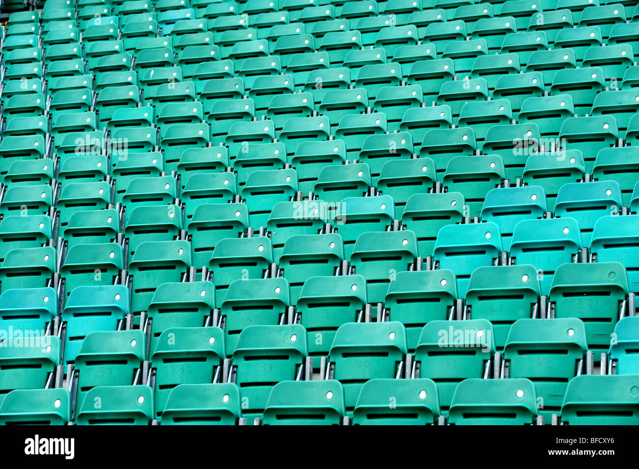 Leere grüne Sitzreihen im Inneren ein Sportstadion Stockfoto