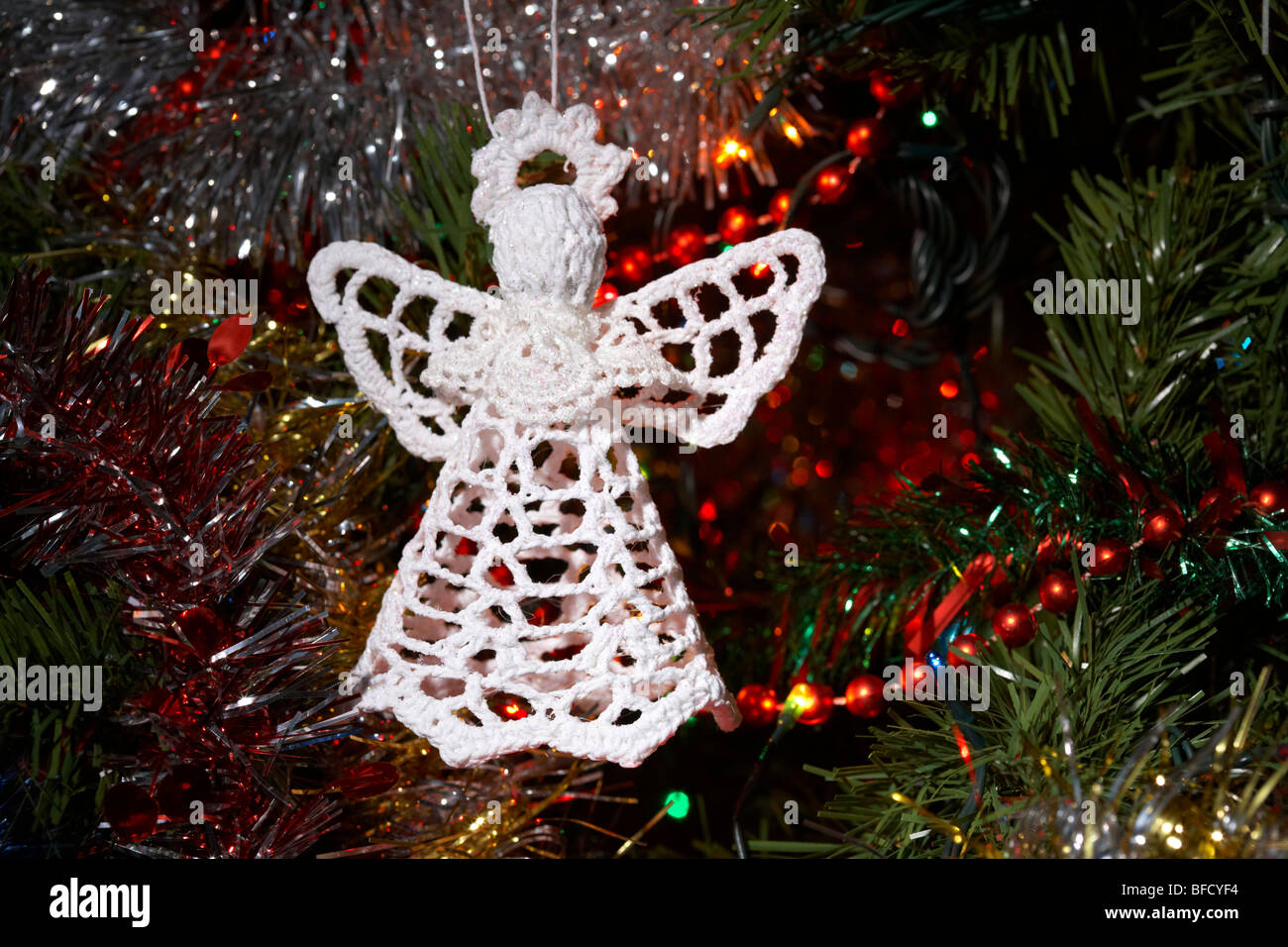 Engel Dekoration hängen ein künstlicher Weihnachtsbaum Stockfoto