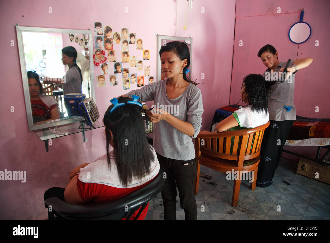 Frauen auf dem Friseursalon in Yogyakarta, Indonesien Stockfoto