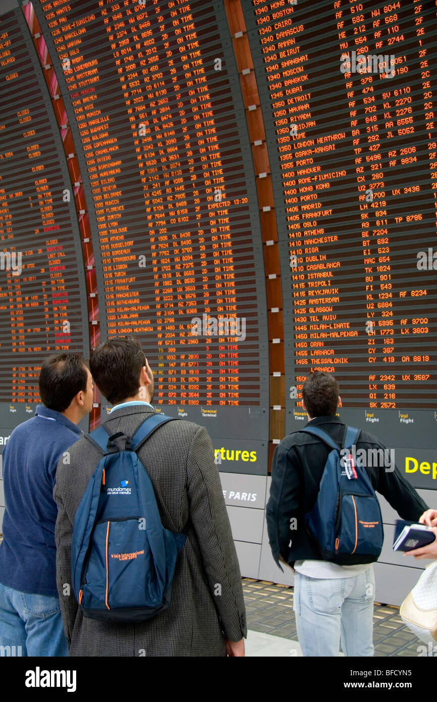 Abfahrtstafel befindet sich im Flughafen Paris-Charles de Gaulle, Paris, Frankreich. Stockfoto