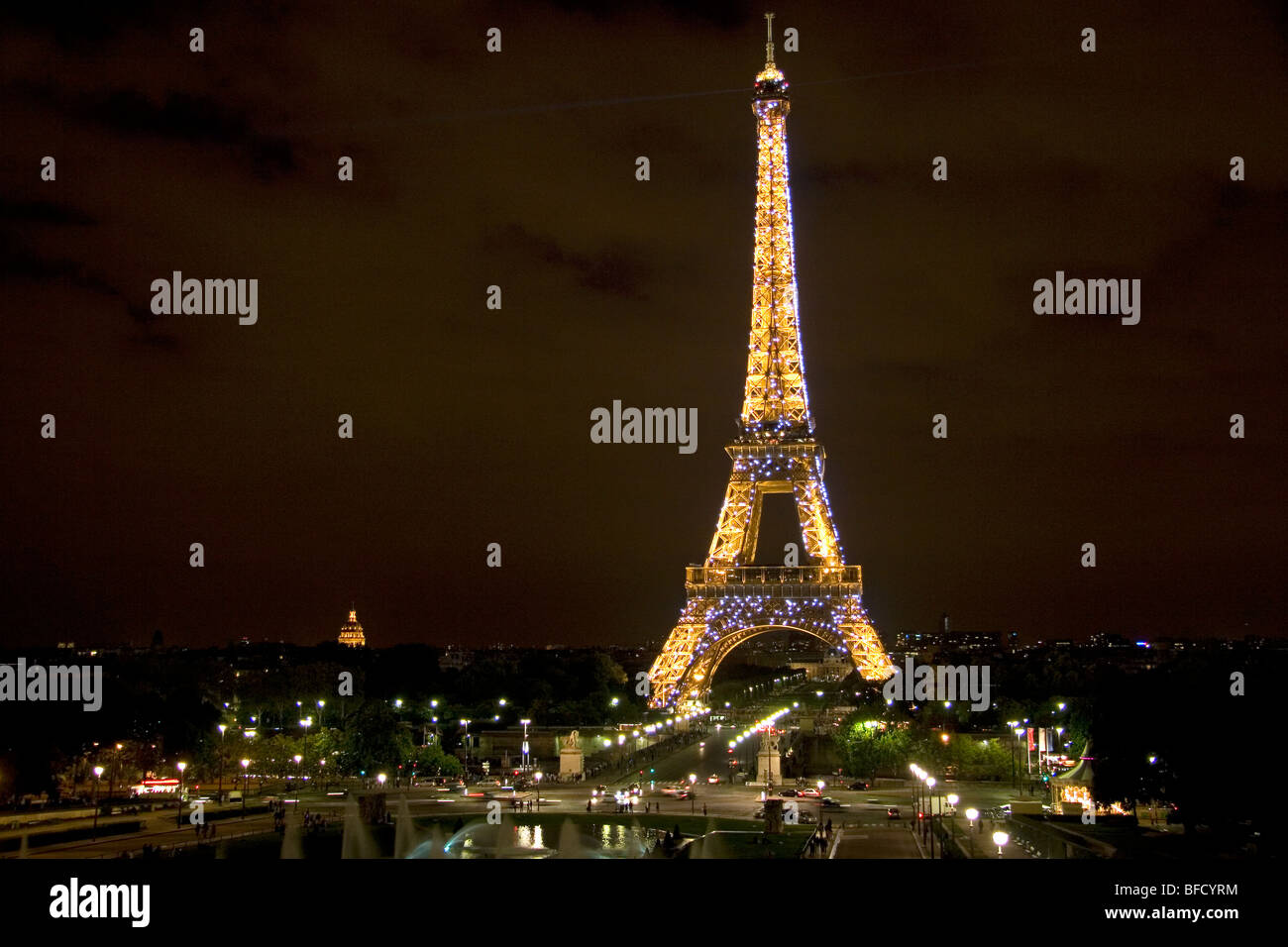 Den Eiffelturm beleuchtet in der Nacht befindet sich auf dem Champ de Mars in Paris, Frankreich. Stockfoto