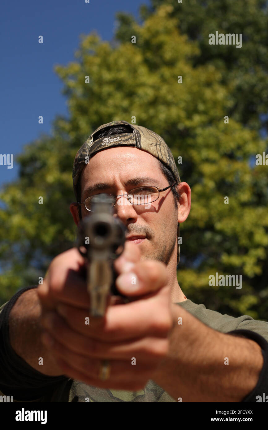 Auf der Suche nach den Lauf einer geladenen Pistole.44 Colt Anaconda Pistole Pistole Stockfoto