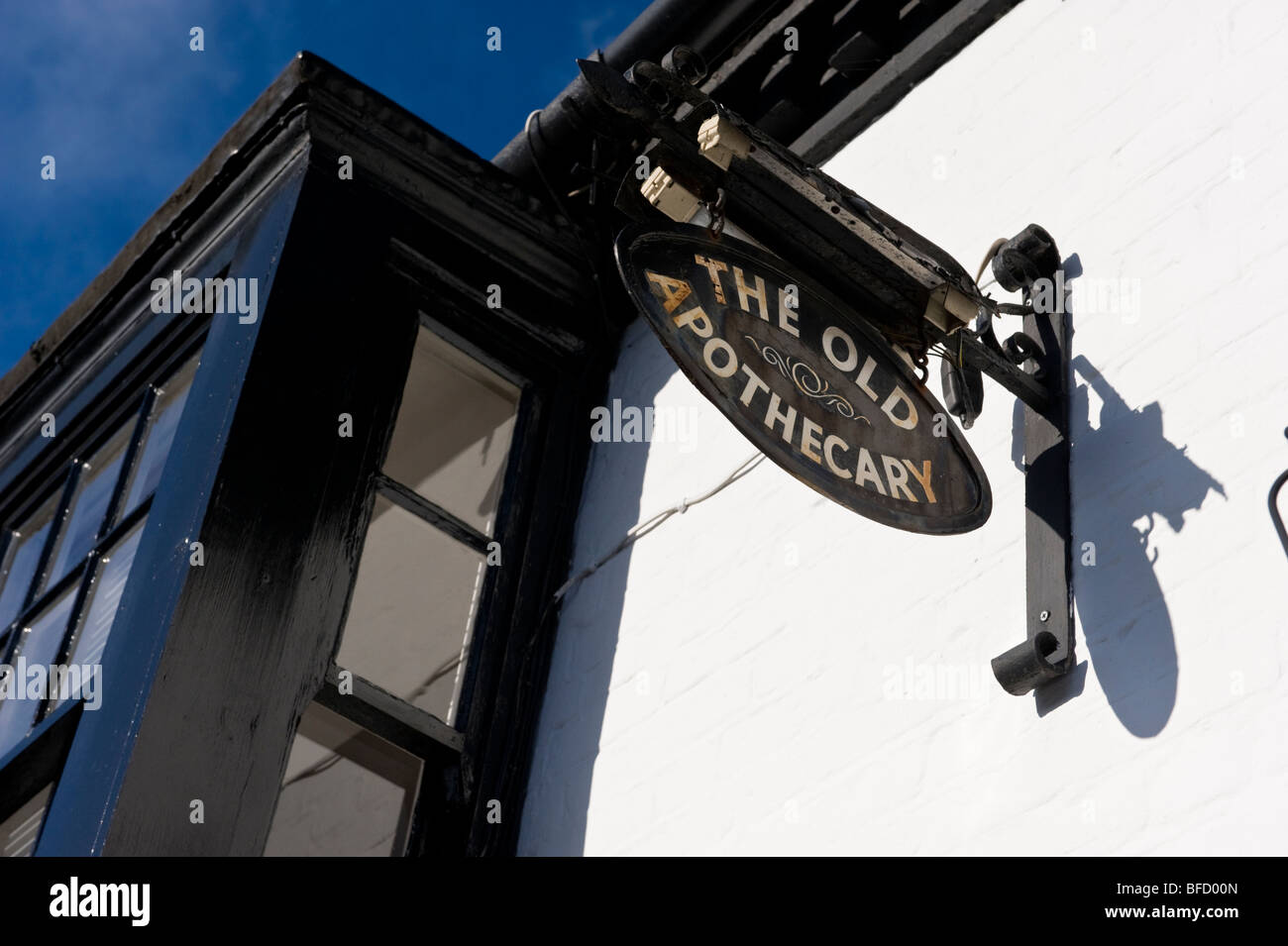 Eine traditionelle Aufhängung Shop anmelden ein Gebäude an der Hauptstraße, Cookham, Berkshire UK Stockfoto