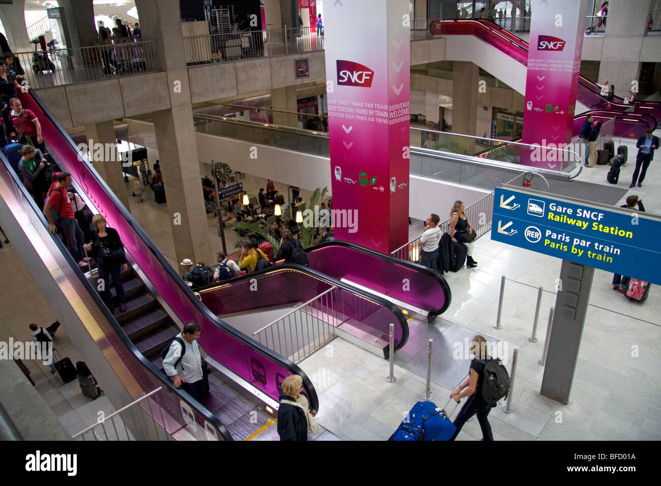 Rolltreppe und RER-Bahnhof befindet sich im Flughafen Paris-Charles de Gaulle, Paris, Frankreich. Stockfoto