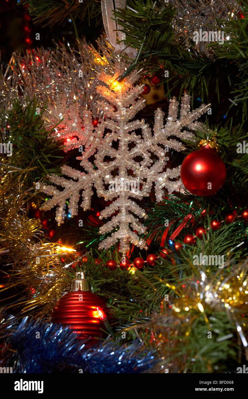 Weihnachtsbaum kunstschnee -Fotos und -Bildmaterial in hoher Auflösung – Alamy