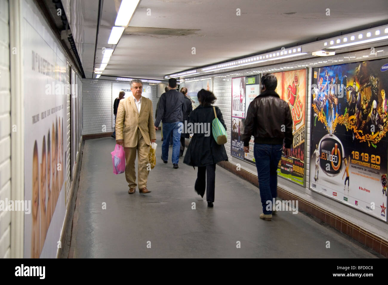 Fußgänger in der U-Bahn unter der Erde befindet sich in Paris, Frankreich. Stockfoto