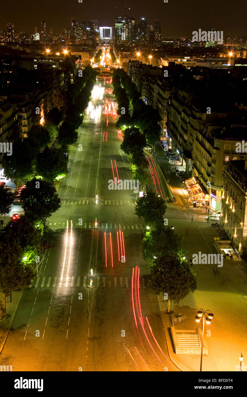 Nachtansicht von der Avenue des Champs-Elysées mit Blick auf die Arche De La Defense befindet sich in Paris, Frankreich. Stockfoto