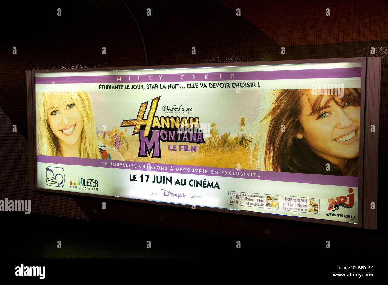 Hannah Montana Film Werbung in Paris Metro u-Bahn, Paris, Frankreich. Stockfoto