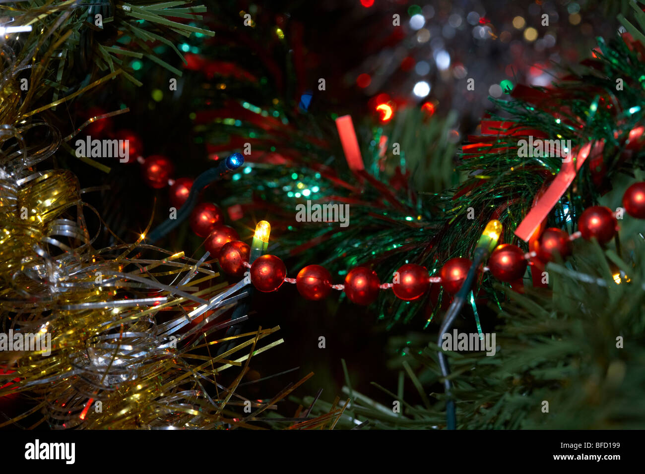 niedrige Energie führte Weihnachten Lichterketten an einen künstlichen Weihnachtsbaum hängen Stockfoto