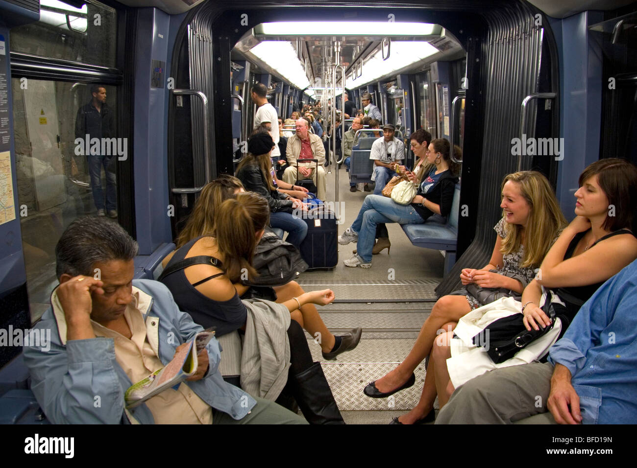 Fahrgäste fahren auf der Paris Metro in Paris, Frankreich. Stockfoto