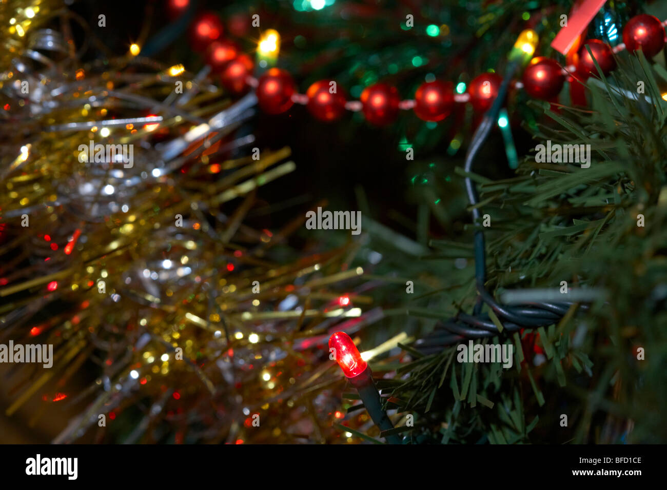 niedrige Energie führte Weihnachten Lichterketten an einen künstlichen Weihnachtsbaum hängen Stockfoto