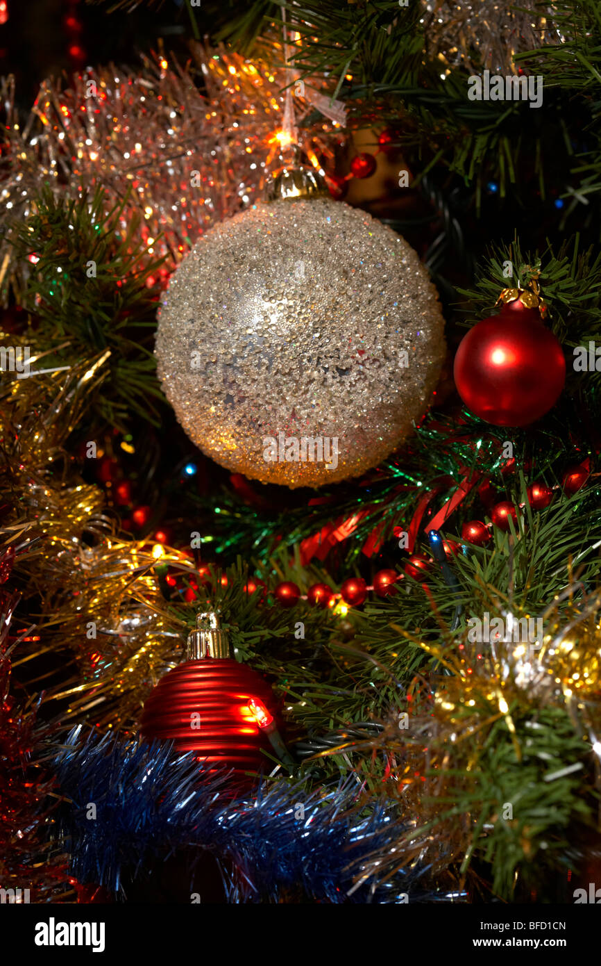 große Kugel und Kugeln Weihnachtskugel Dekorationen hängen ein künstlicher Weihnachtsbaum Stockfoto