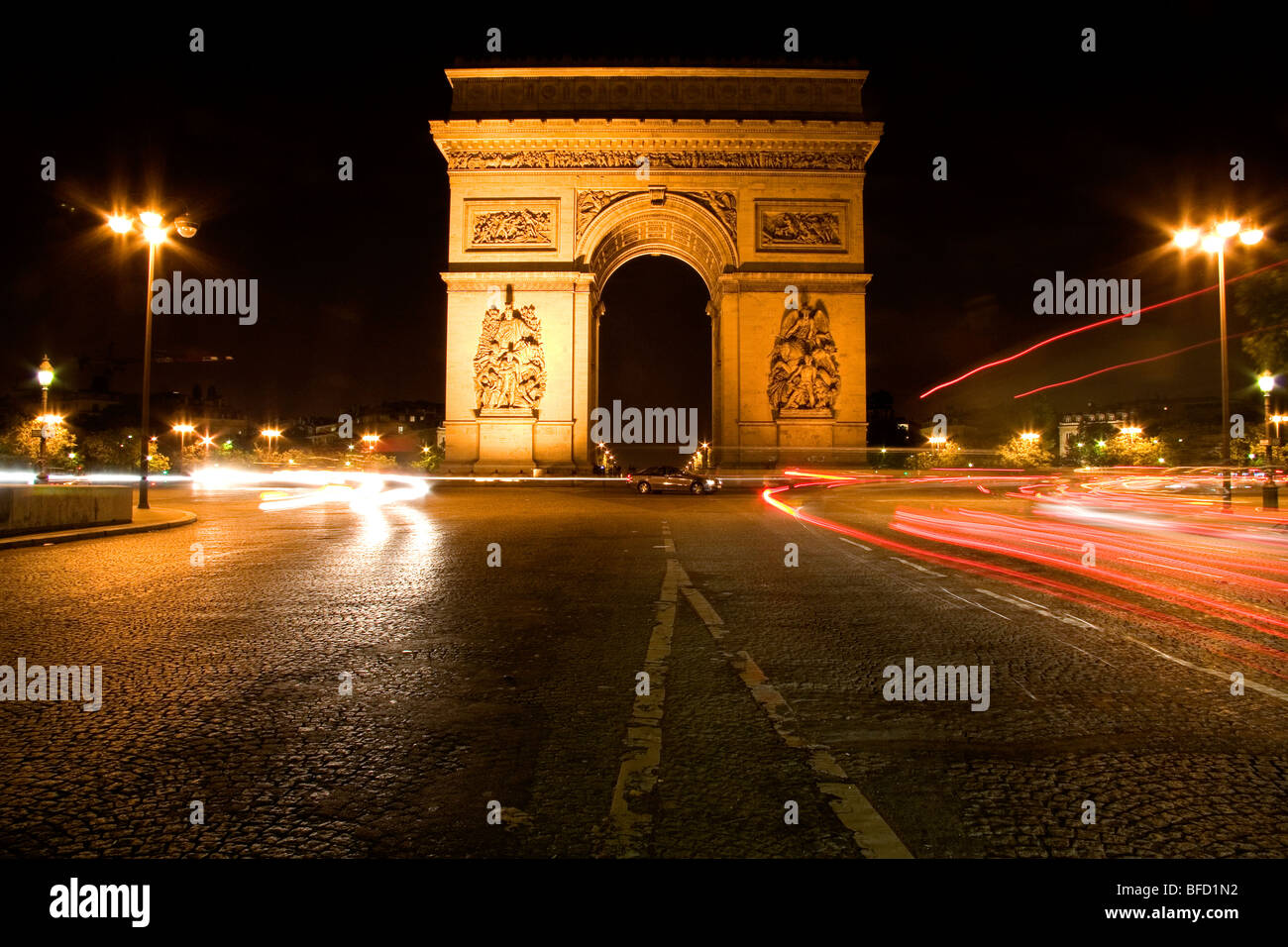 Arc de Triomphe beleuchtet bei Nacht steht in der Mitte des Place Charles de Gaulle, Paris, Frankreich. Stockfoto