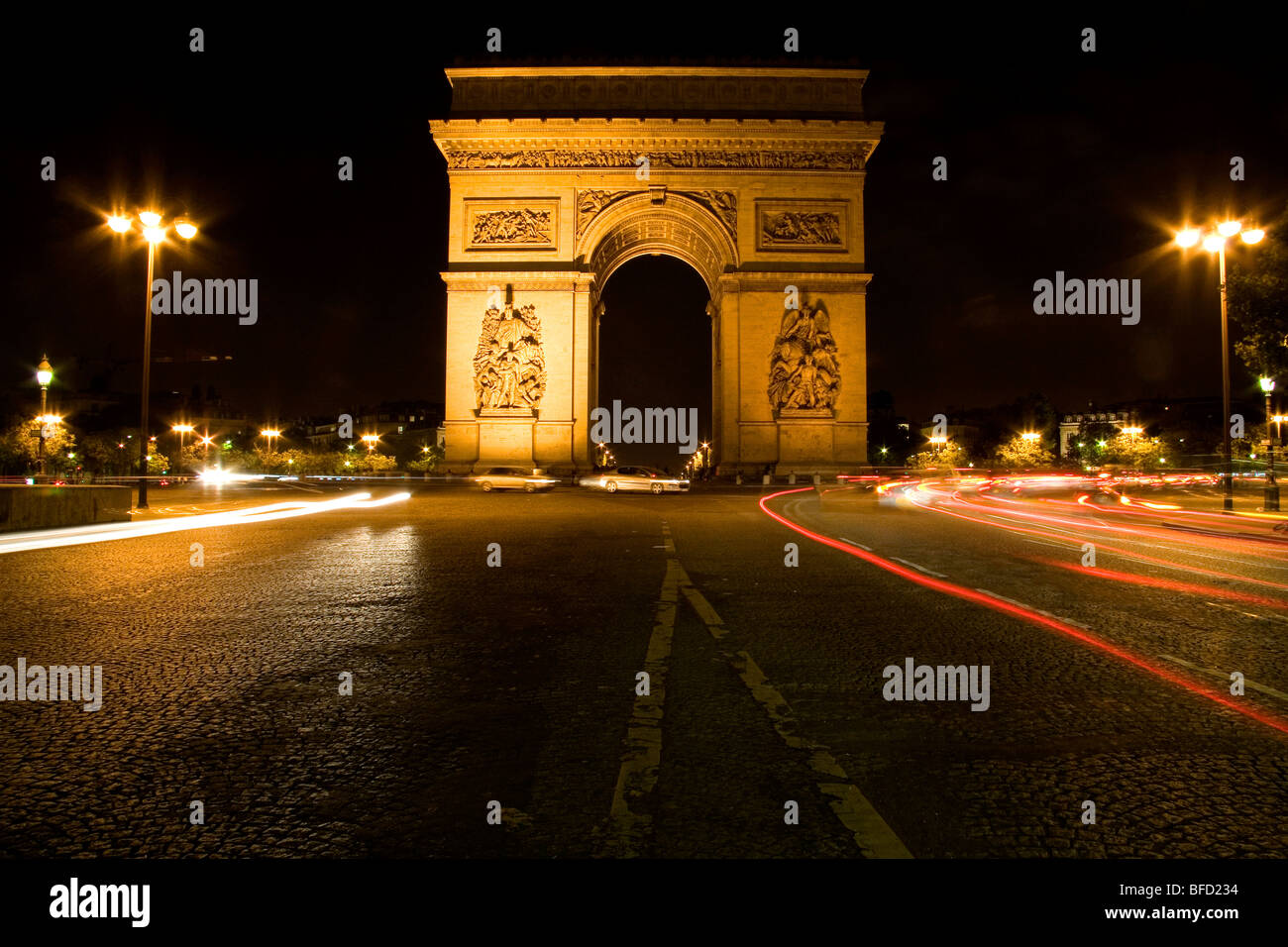 Arc de Triomphe beleuchtet bei Nacht steht in der Mitte des Place Charles de Gaulle, Paris, Frankreich. Stockfoto