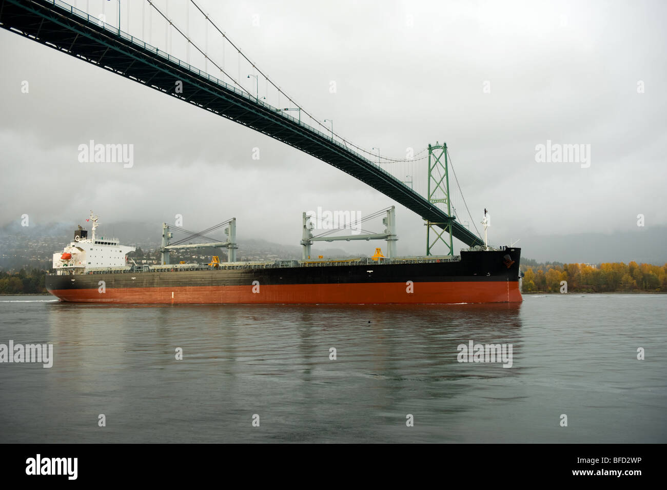 Schiff, Ankunft in Vancouver bc Hafen mit Lions Gate Bridge Stockfoto