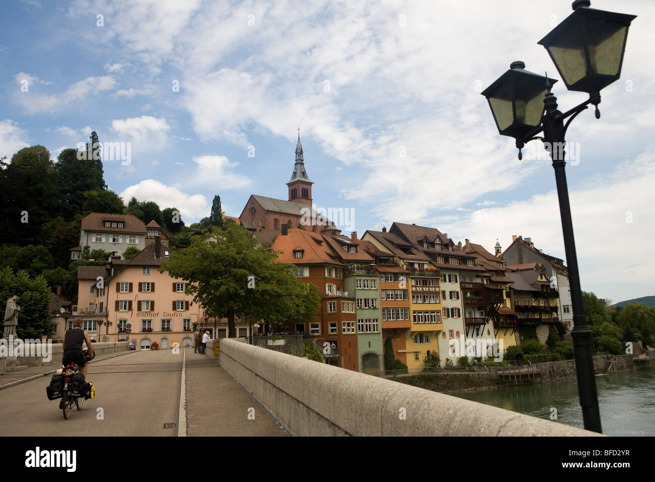 Radfahrer überquert den Rhein in Laufenburg, Einreise nach Deutschland aus der Schweiz Stockfoto