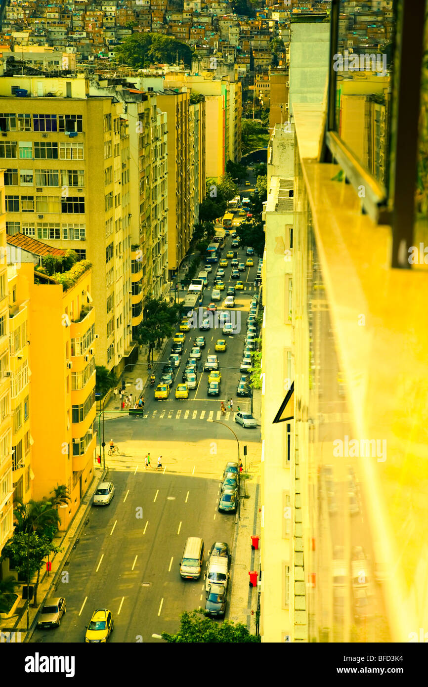 Gelb leuchtet Straßenbild in Copacabana zeigt die Nähe zu den Slums oder Favela. Reichen und Armen leben Seite an Seite. Stockfoto