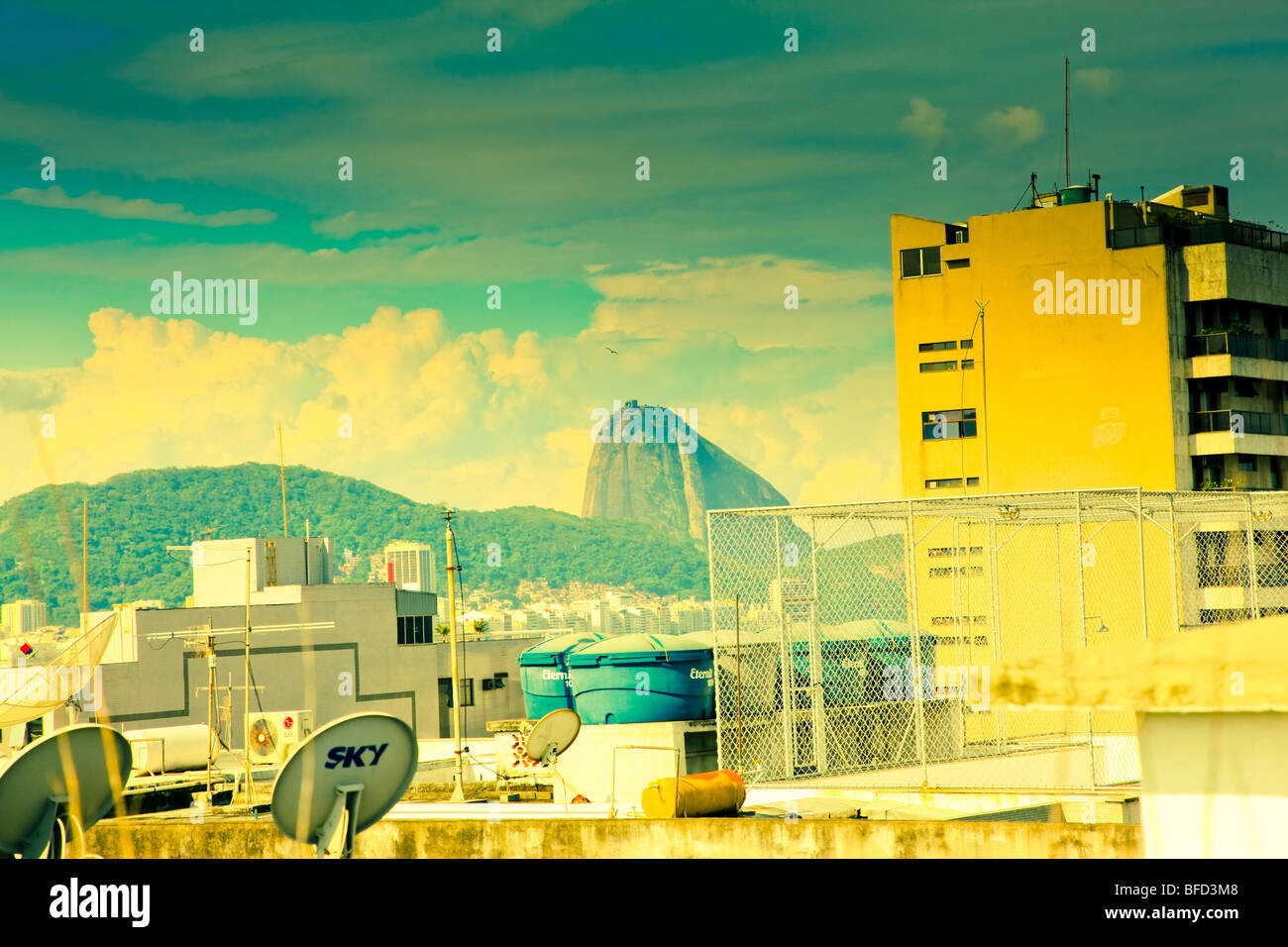Blick über Wohngebäude und Zuckerhut in Ipanema, Rio de Janeiro Brasilien Stockfoto