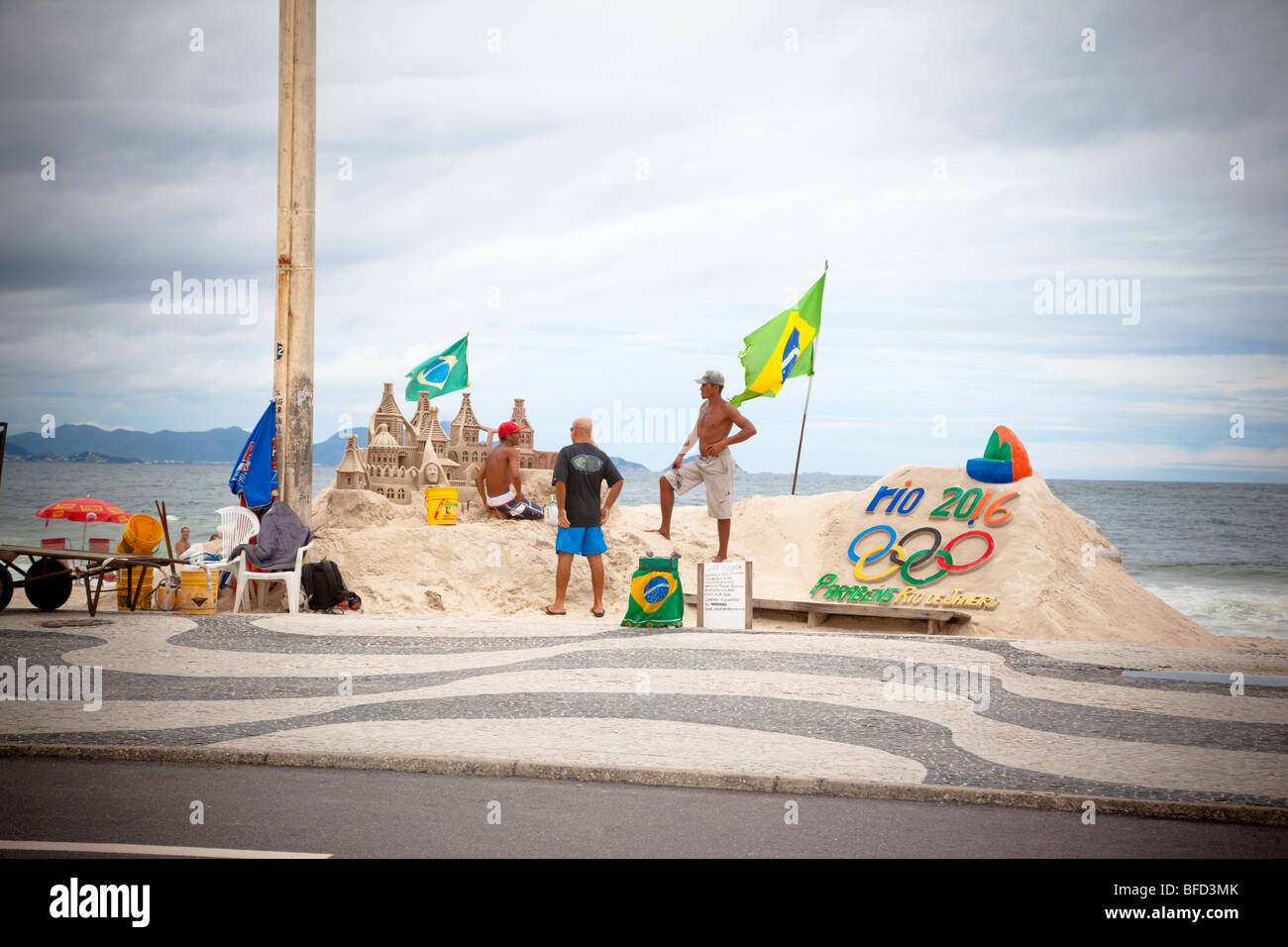 Künstler machen Sandskulpturen am Strand der Copacabana Stockfoto