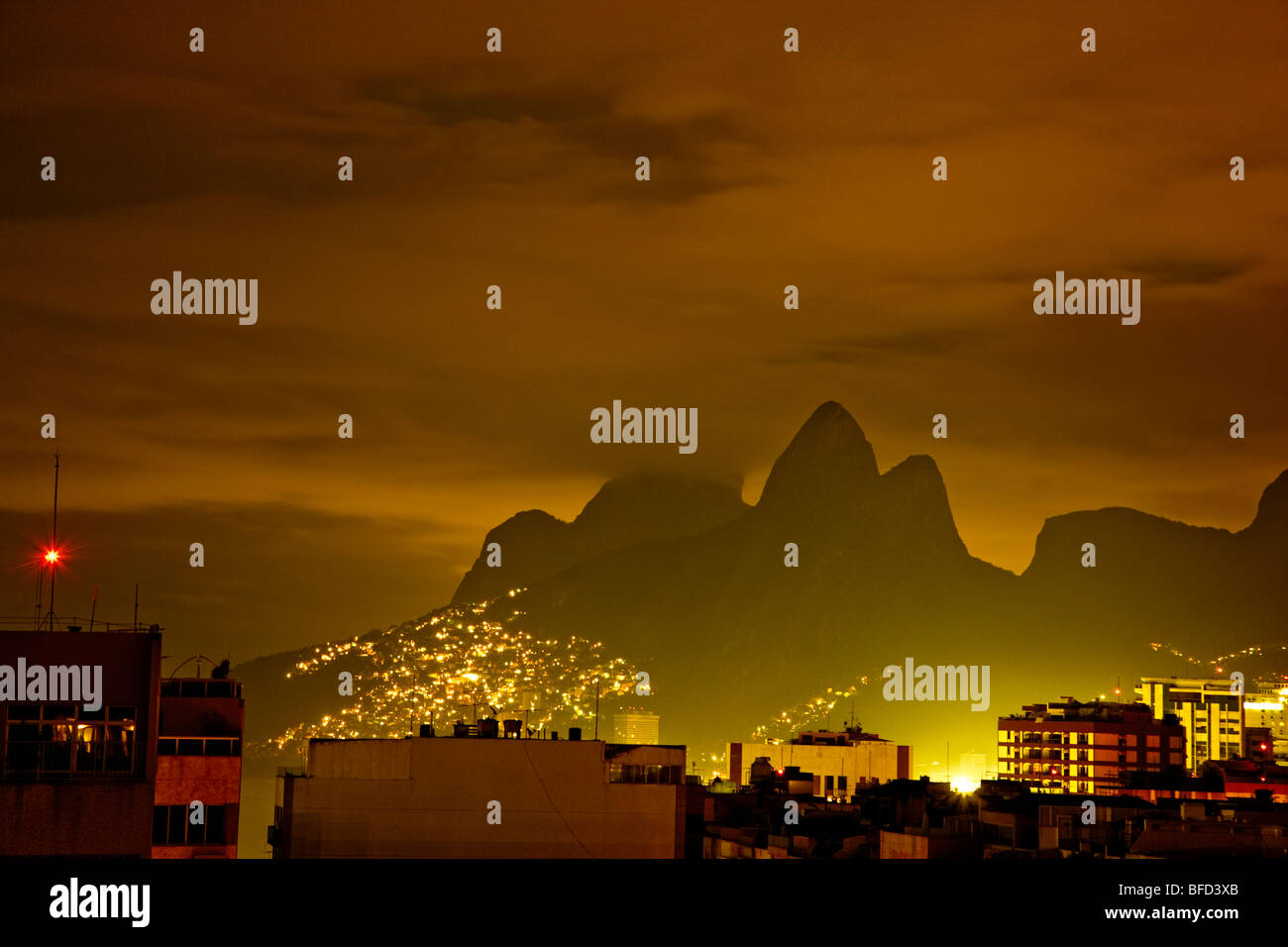 Blick über Tops von Wohngebäuden und Bergen in der Nacht in Ipanema, Rio de Janeiro Brasilien Stockfoto