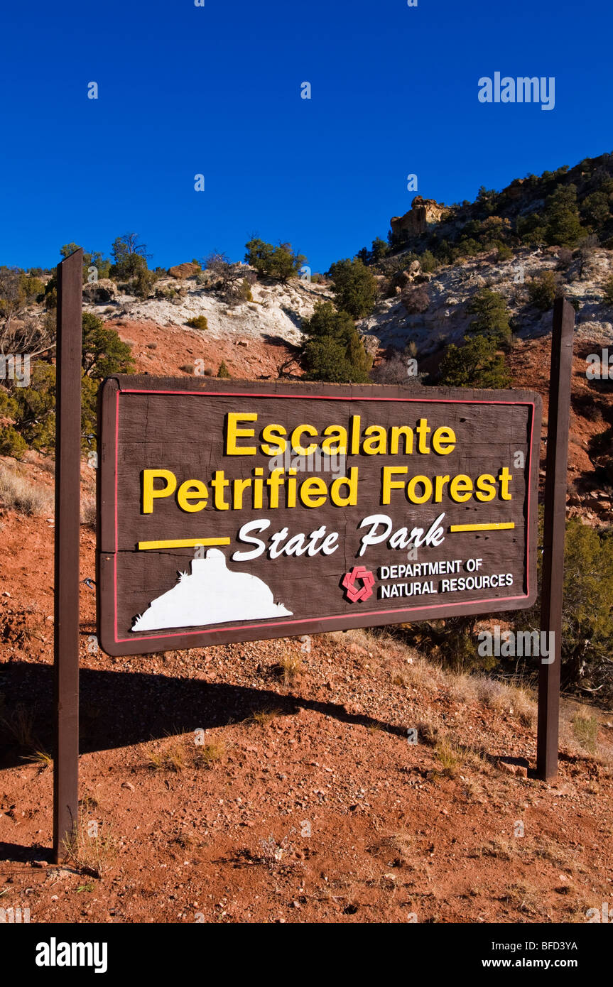 Ortseingangsschild Escalante Petrified Forest State Park, Utah Stockfoto