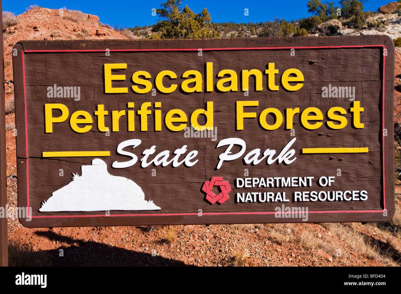 Ortseingangsschild Escalante Petrified Forest State Park, Utah Stockfoto