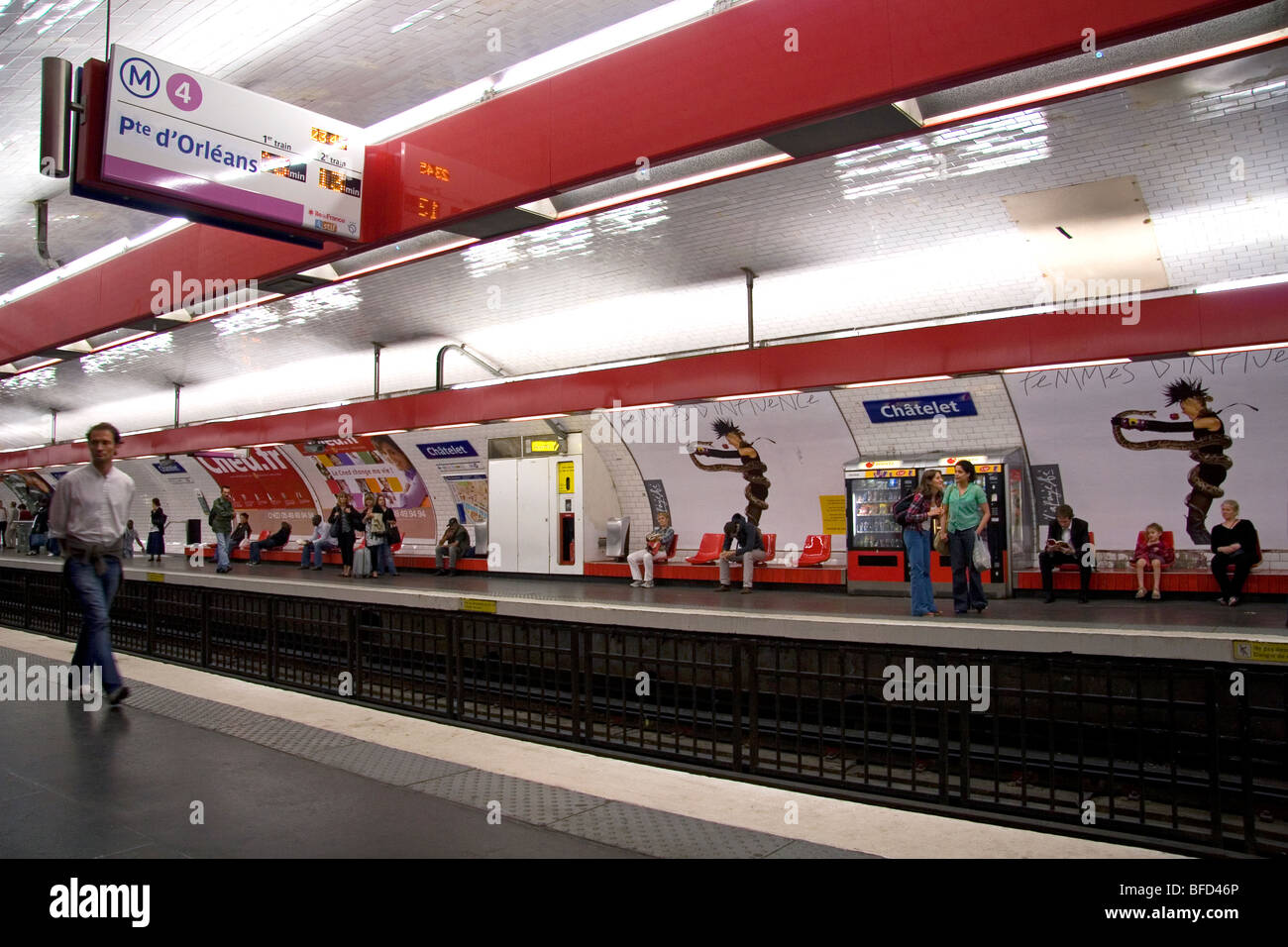 Leute warten unter der Erde auf der Plattform von Chatelet Paris Metro-Station in Paris, Frankreich. Stockfoto