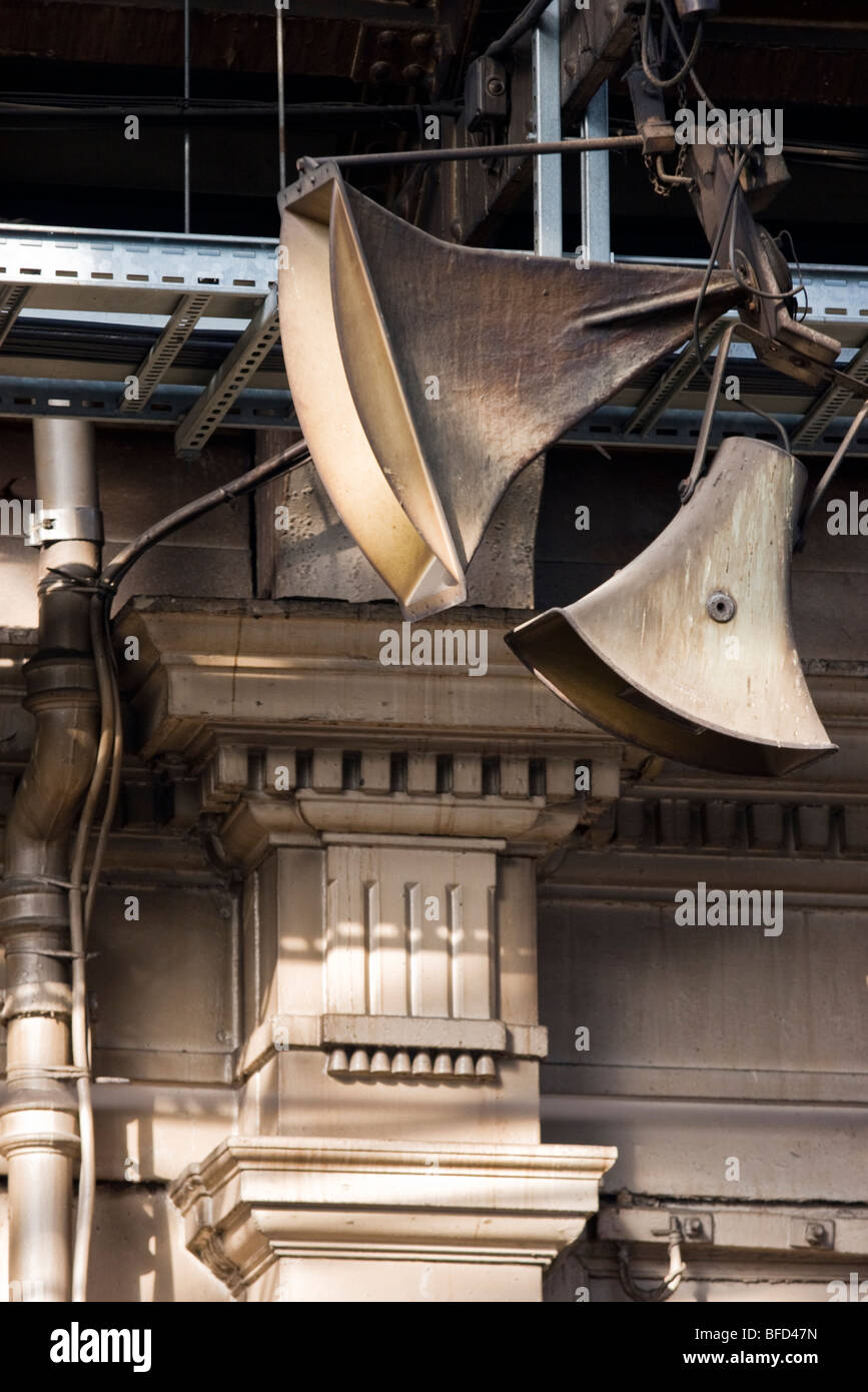 Altes Horn-Lautsprecher für Beschallung PA-System an der Edinburgh Waverley Station Stockfoto