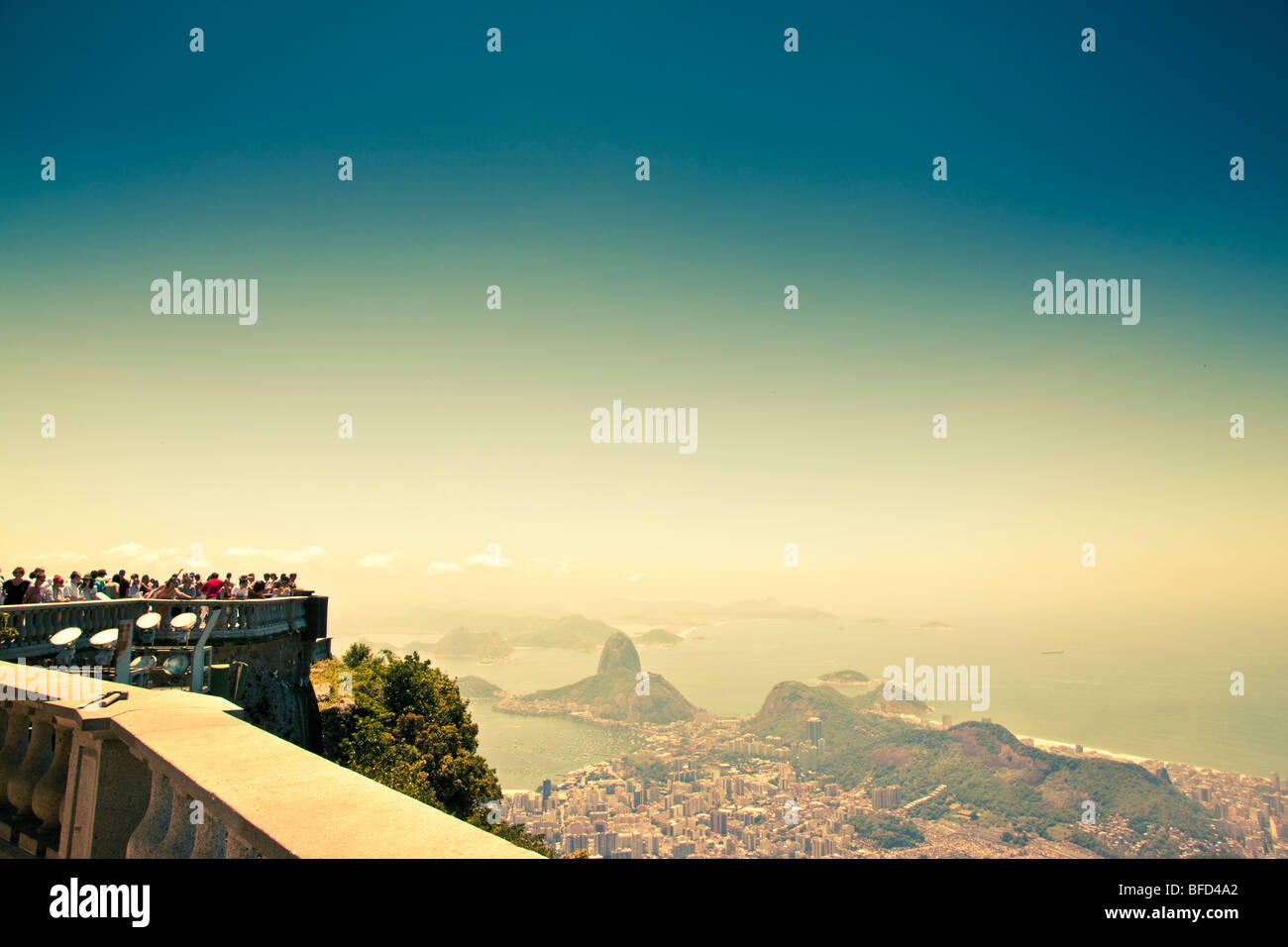 Menschen am Aussichtspunkt in Corcovado Berg Rio de Janeiro Stockfoto