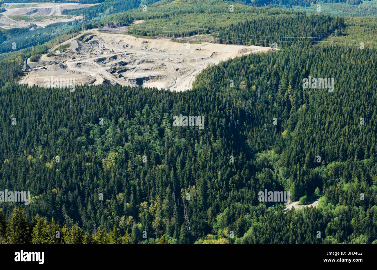 Ein Blick nach unten auf einer Kiesgrube östlich Northbend, Washington in den Cascade Mountain Ausläufern, USA. Stockfoto