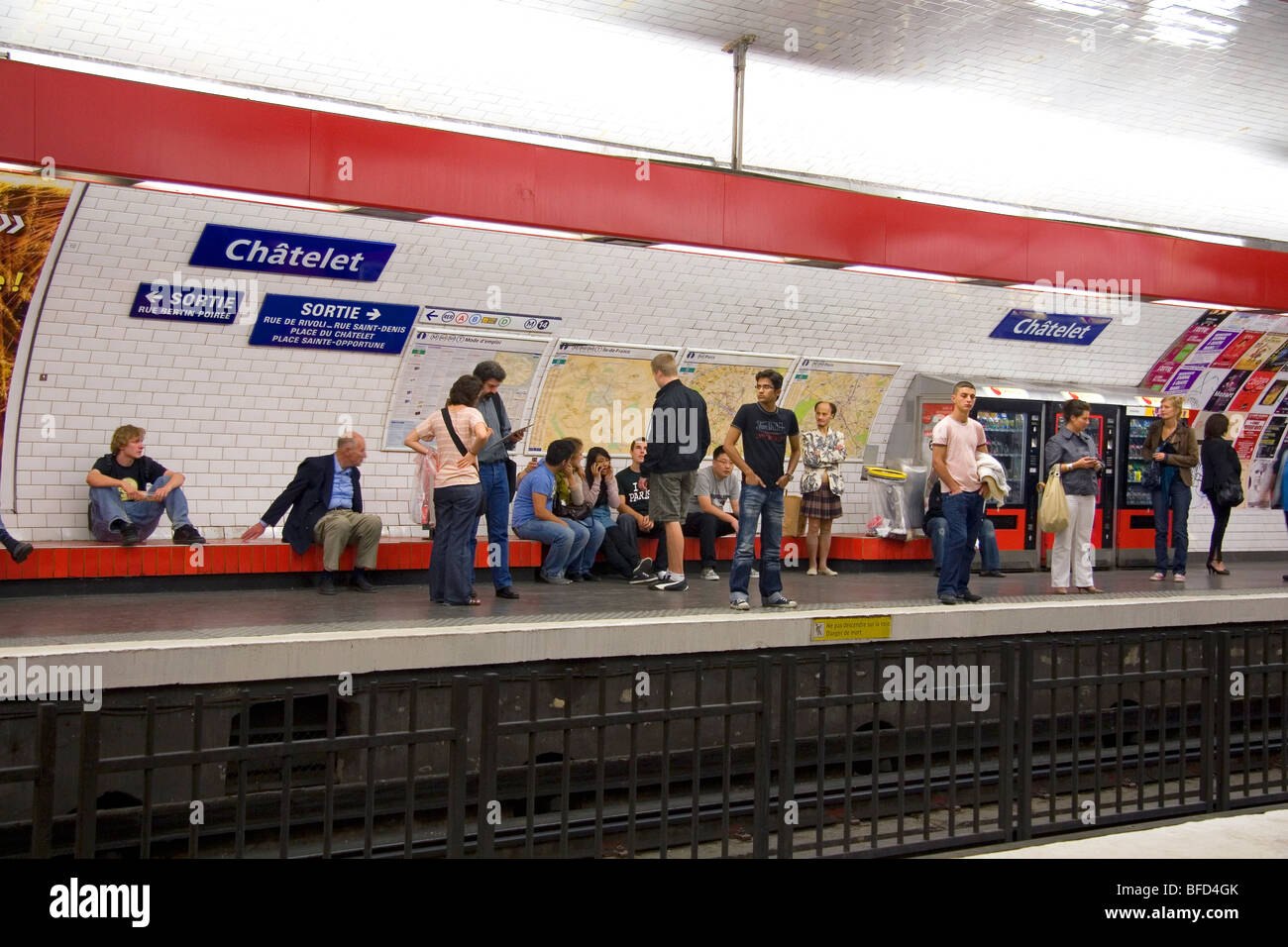Leute warten unter der Erde auf der Plattform von Chatelet Paris Metro-Station in Paris, Frankreich. Stockfoto
