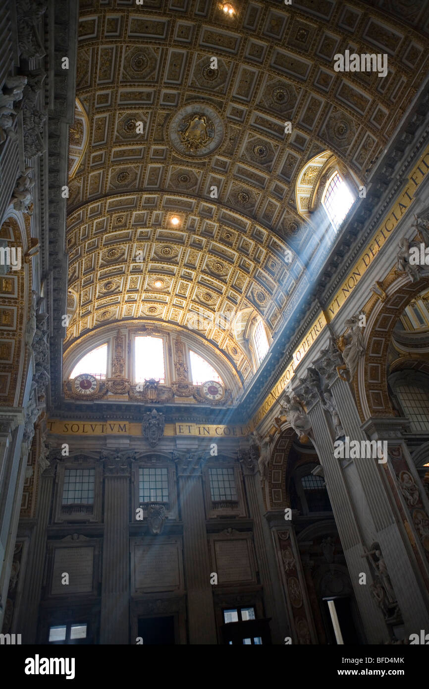 Wellen von Licht im Inneren der Kathedrale St. Peter Stockfoto