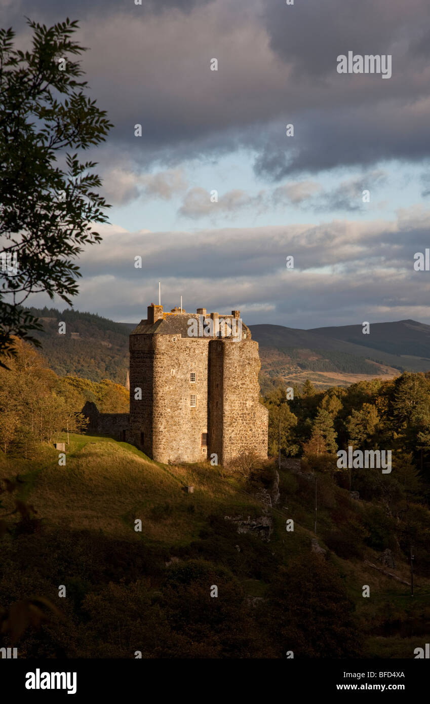 15. Jahrhundert Neidpath Castle auf dem Fluss Tweed, Grenzen, Schottland.   Neidpath ist als Standort für viele Filme und Fernsehserien, darunter Merlin verwendet worden: die Suche beginnt Stockfoto
