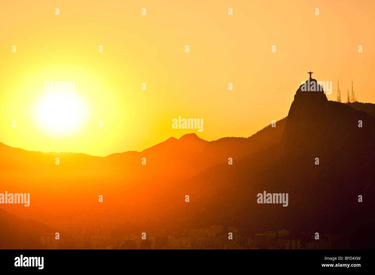 Goldener Sonnenuntergang über Corcovado und Jesus der Erlöser Stockfoto