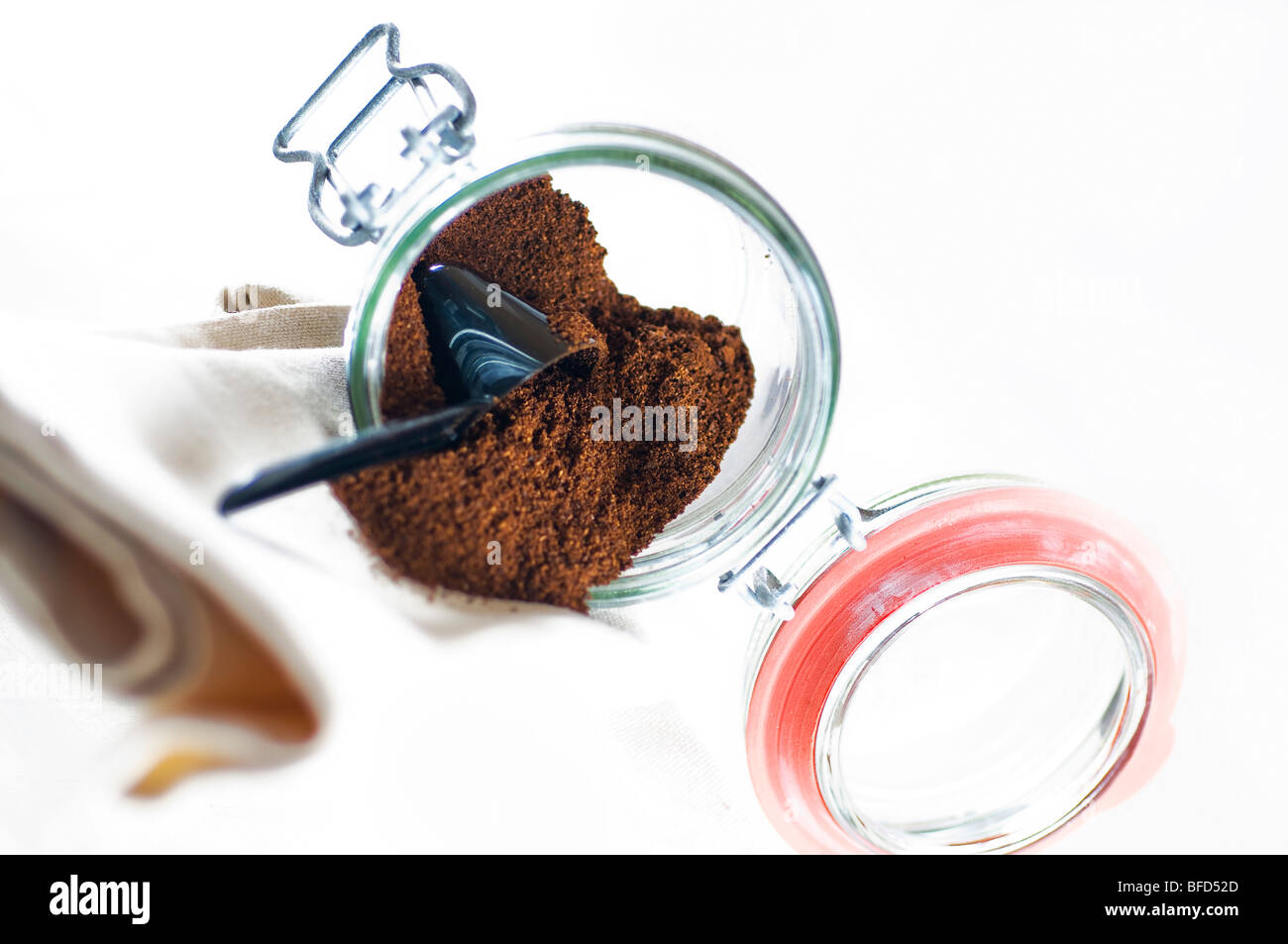 Vorratsgefäß mit Kaffee auf einem hellen Hintergrund Stockfoto