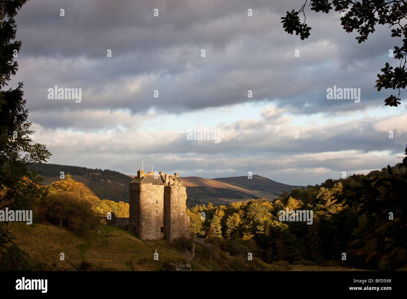 15. Jahrhundert Neidpath Castle auf dem Fluss Tweed, Grenzen, Schottland.   Neidpath ist als Standort für viele Filme und Fernsehserien, darunter Merlin verwendet worden: die Suche beginnt Stockfoto