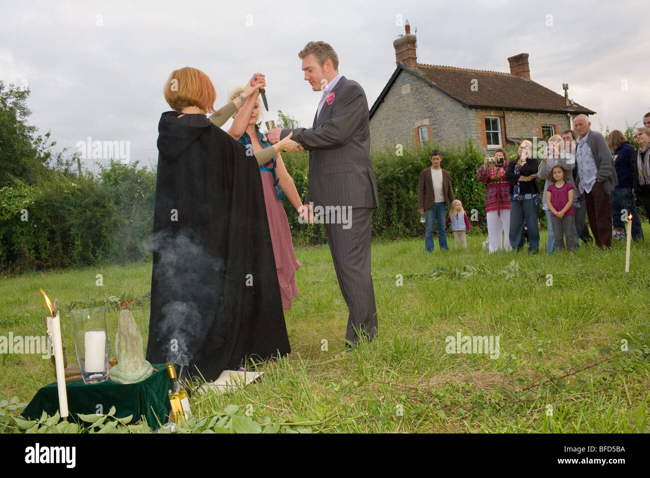 Eine Hexe heiratet ein paar in eine heidnische Zeremonie in der Nähe von  Glastonbury Stockfotografie - Alamy