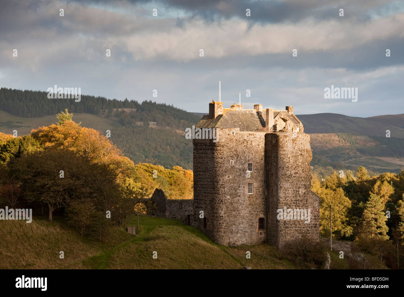 15. Jahrhundert Neidpath Castle auf dem Fluss Tweed, Grenzen, Schottland.   Neidpath ist als Standort für viele Filme und Fernsehserien, darunter Merlin verwendet worden: die Suche beginnt Stockfoto