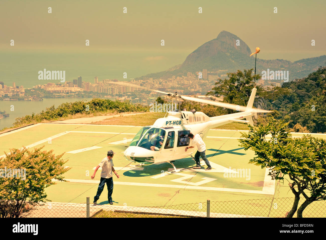 Hubschrauber abheben von Corcovado Rio De Janeiro Brasilien Stockfoto