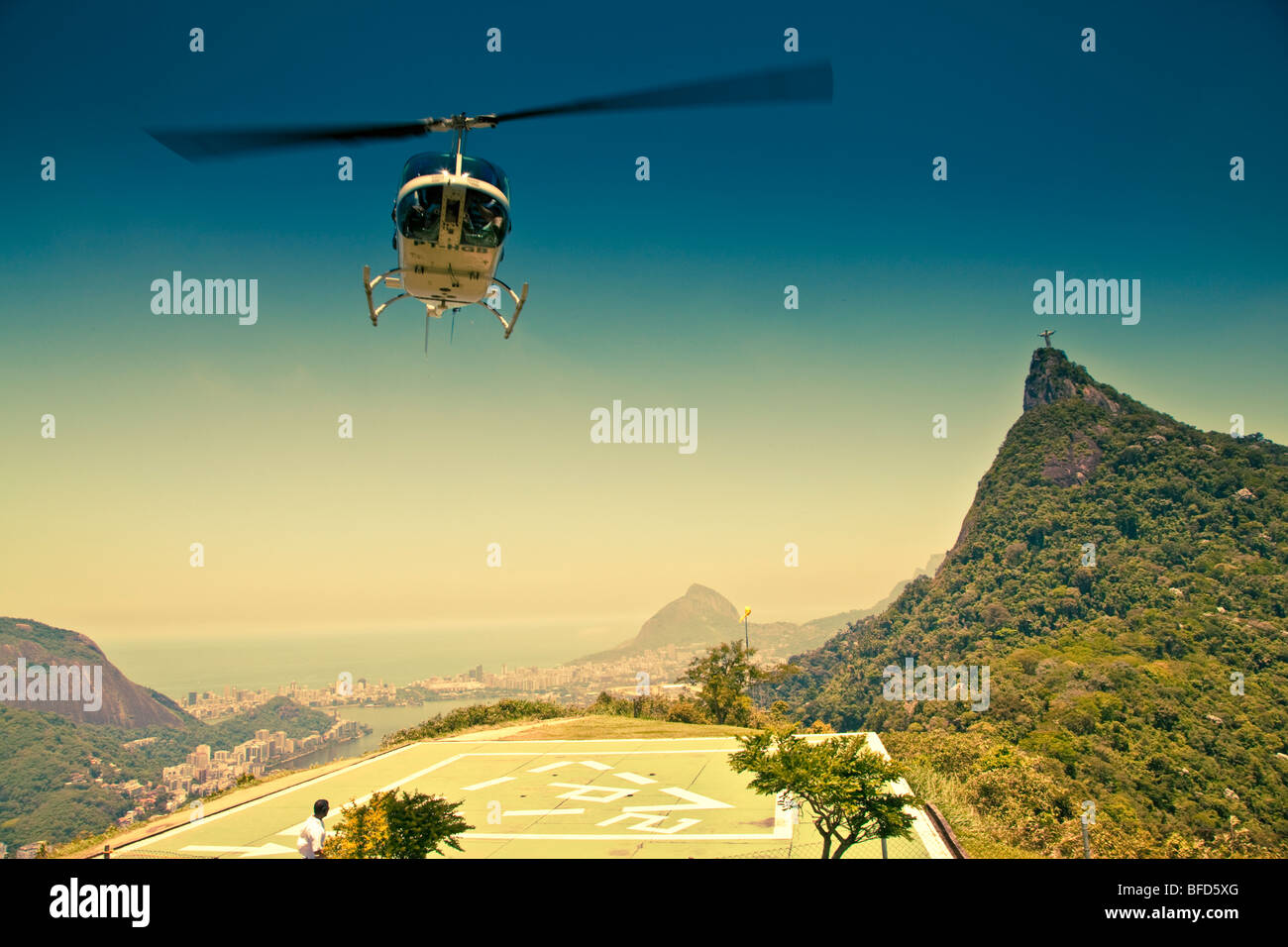 Hubschrauber in der Luft vor Corcovado Rio De Janeiro Brasilien Stockfoto