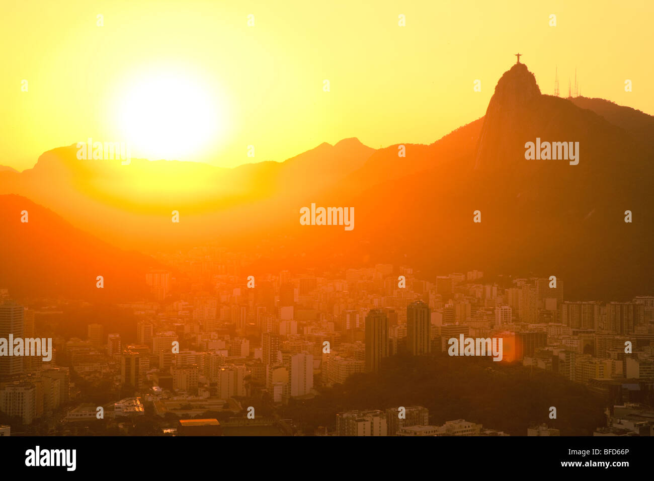 Blick auf den Sonnenuntergang von Jesus und Corcovado vom Zuckerhut Stockfoto