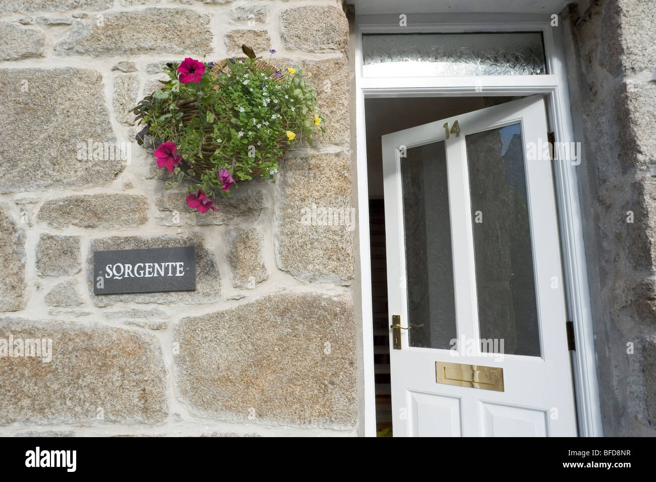 Traditionellen kornischen Bergarbeiter Ferienhaus, vordere Tür geöffnet. Cornwall, UK Stockfoto