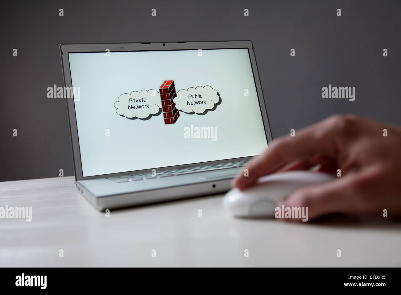 Symbol: Firewall als Schutz gegen Hacker, Viren, Würmer, etc., Schutz der persönlichen Daten Stockfoto