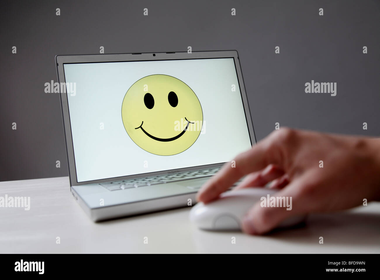 Smiley auf dem Computerbildschirm Stockfoto